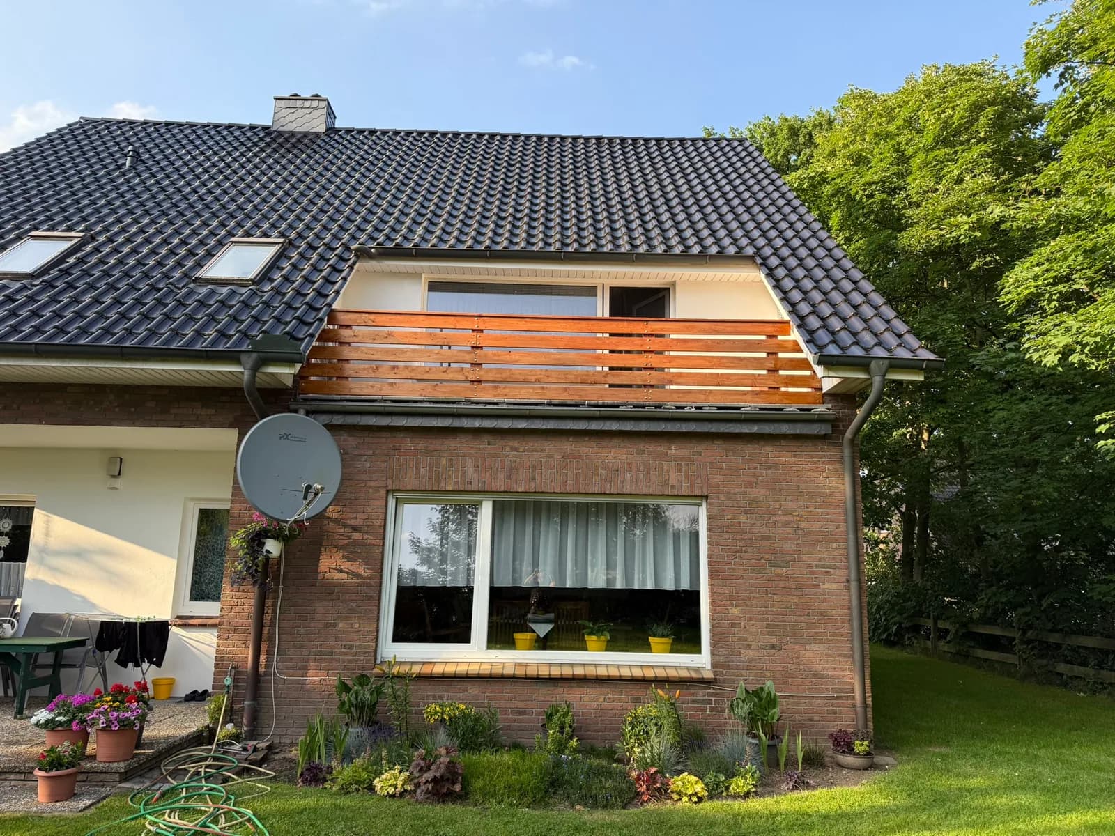 Haus mit neuem Balkongeländer aus Holz