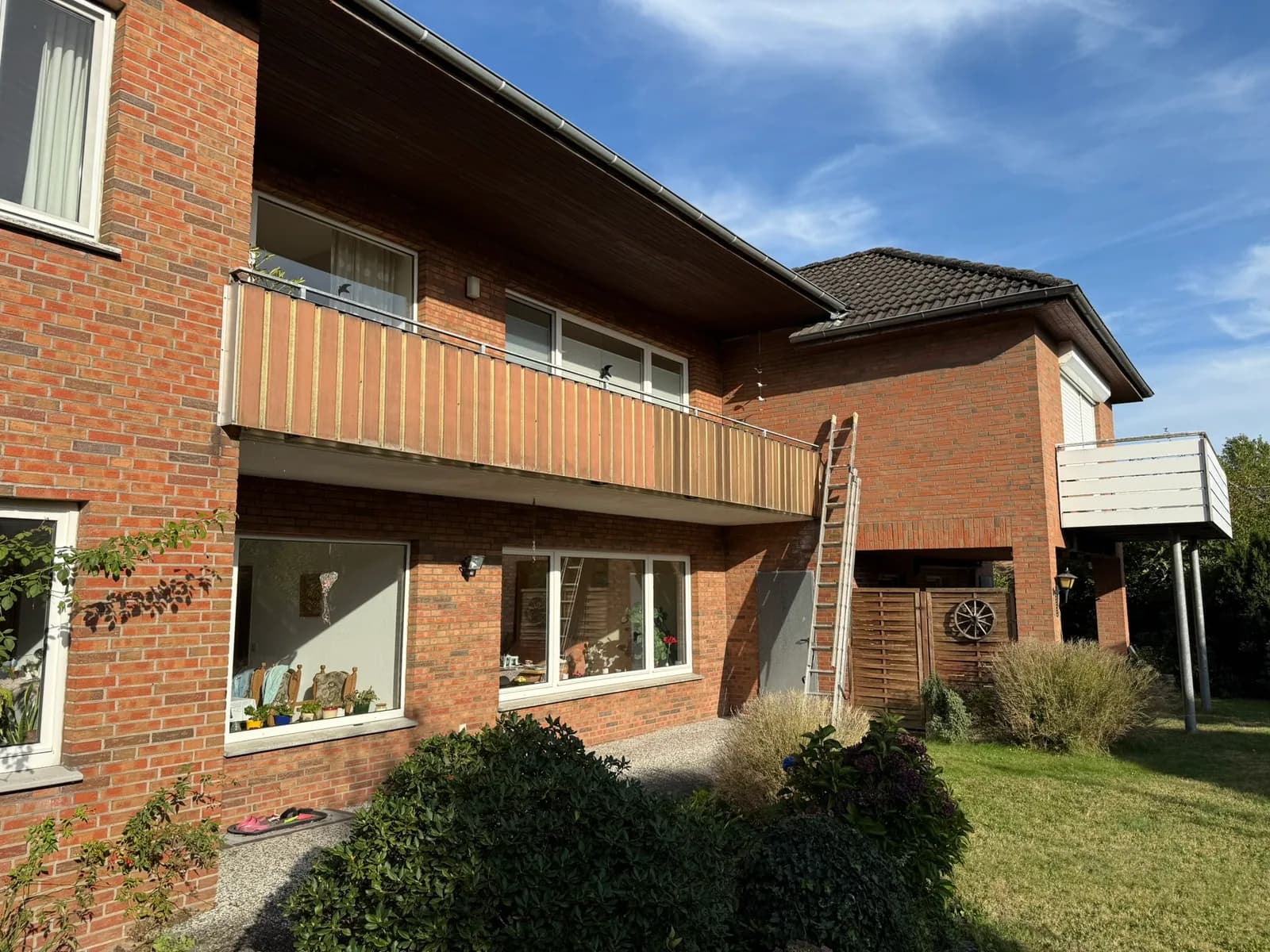 Balkon mit altem Metallgeländer vor der Sanierung