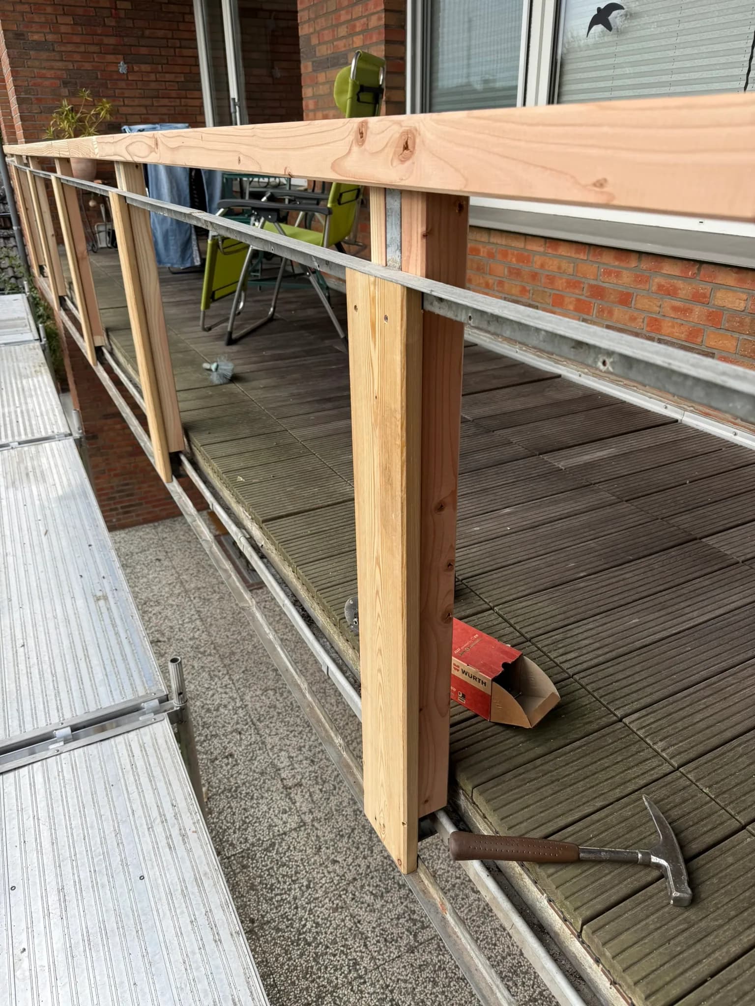 Montage des neuen Holzgeländers auf dem Gerüst