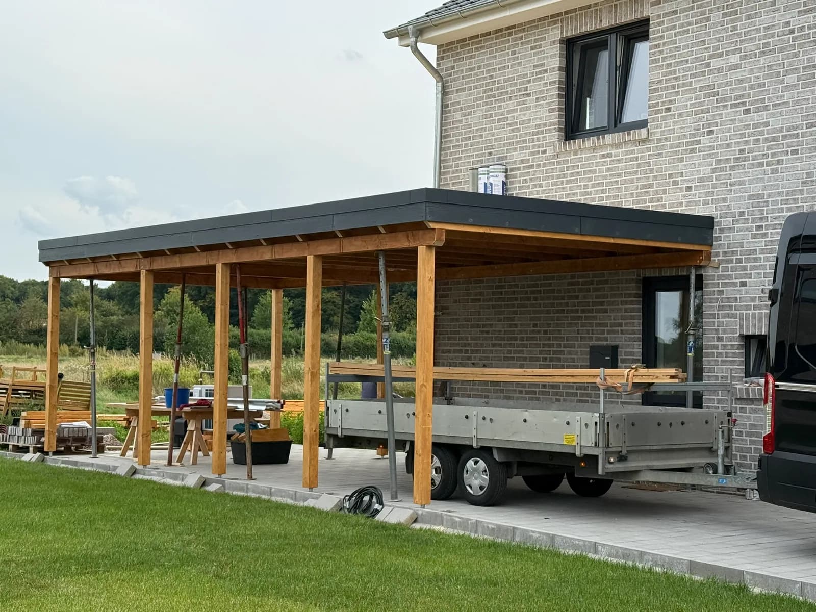 Fertiger Carport mit Firmenfahrzeug