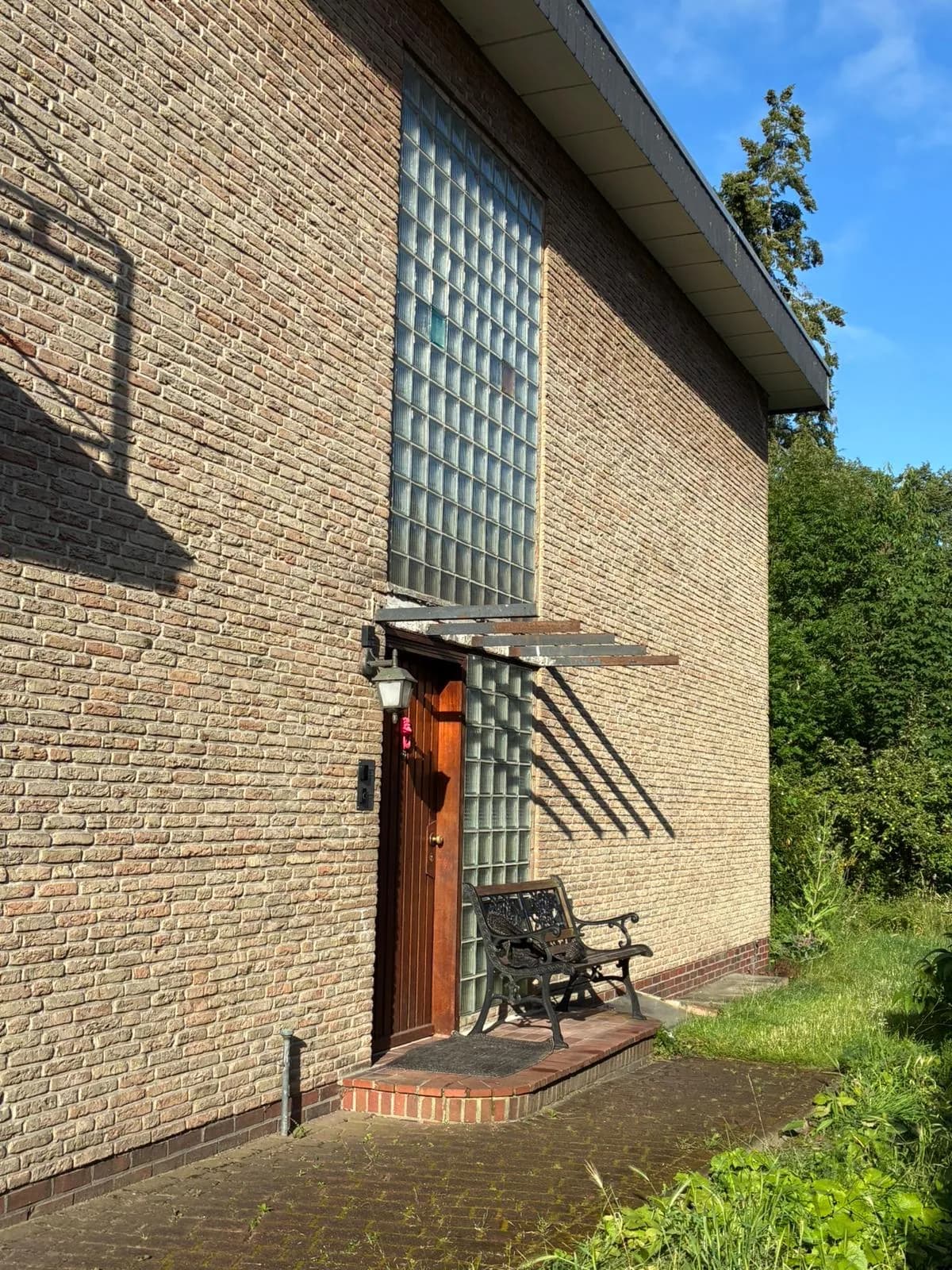 Alte, verwitterte Überdachung über der Haustür vor dem Rückbau