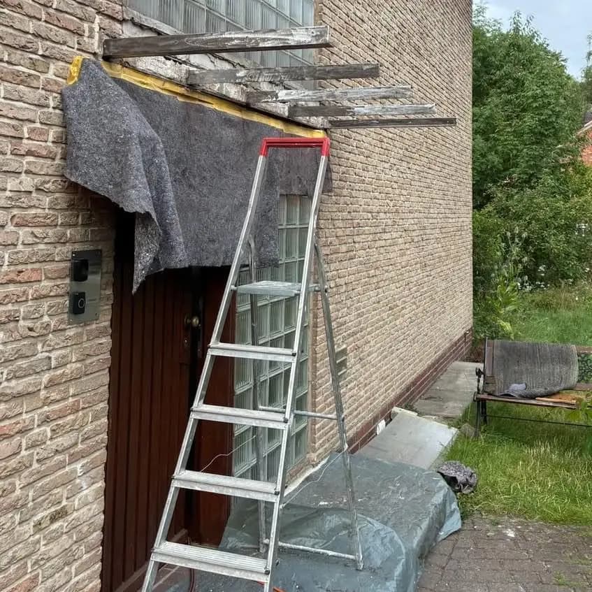 Rückbau der alten Überdachung, Dämmung freigelegt