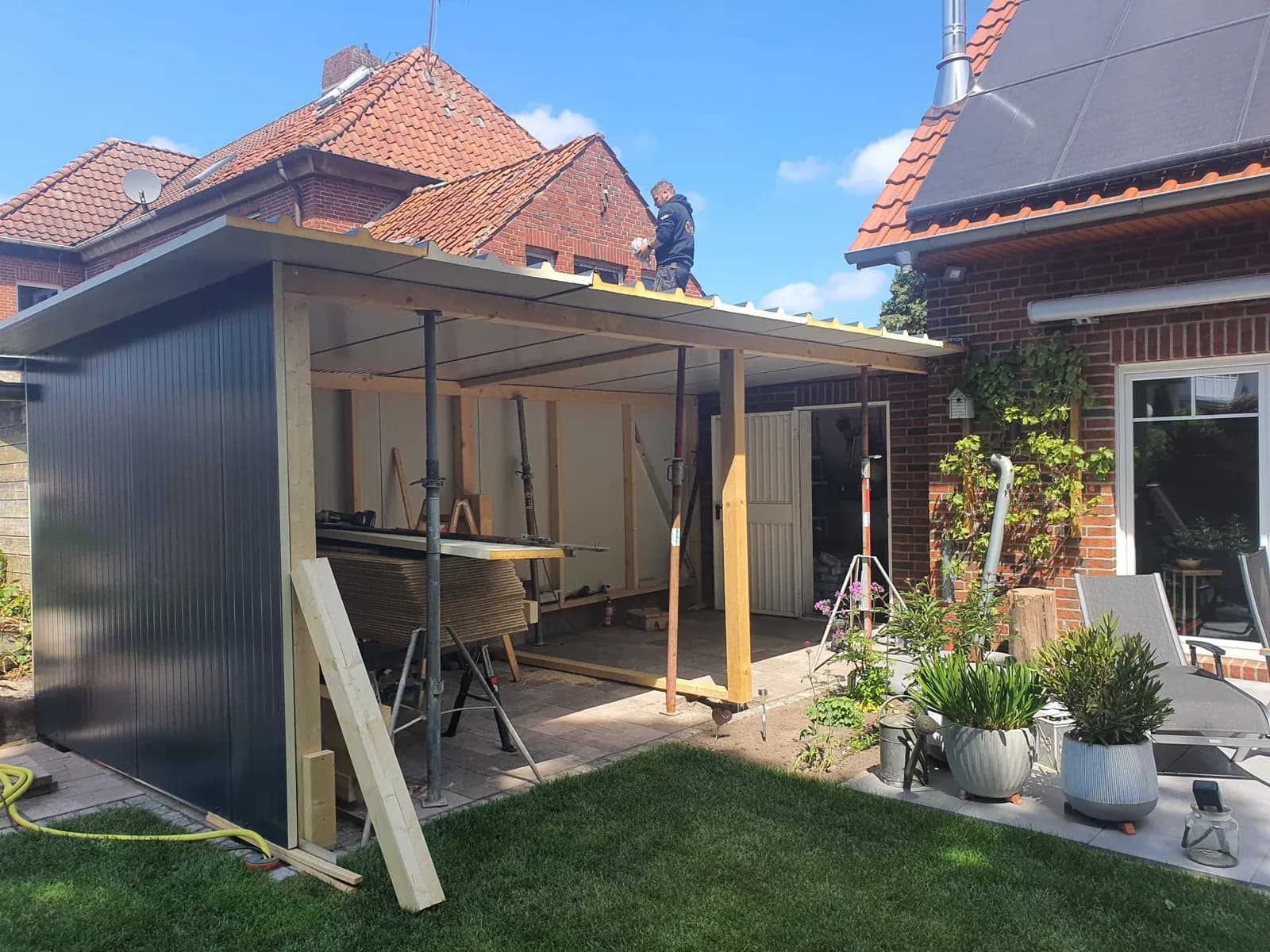 Dachkonstruktion des Anbaus während der Montage