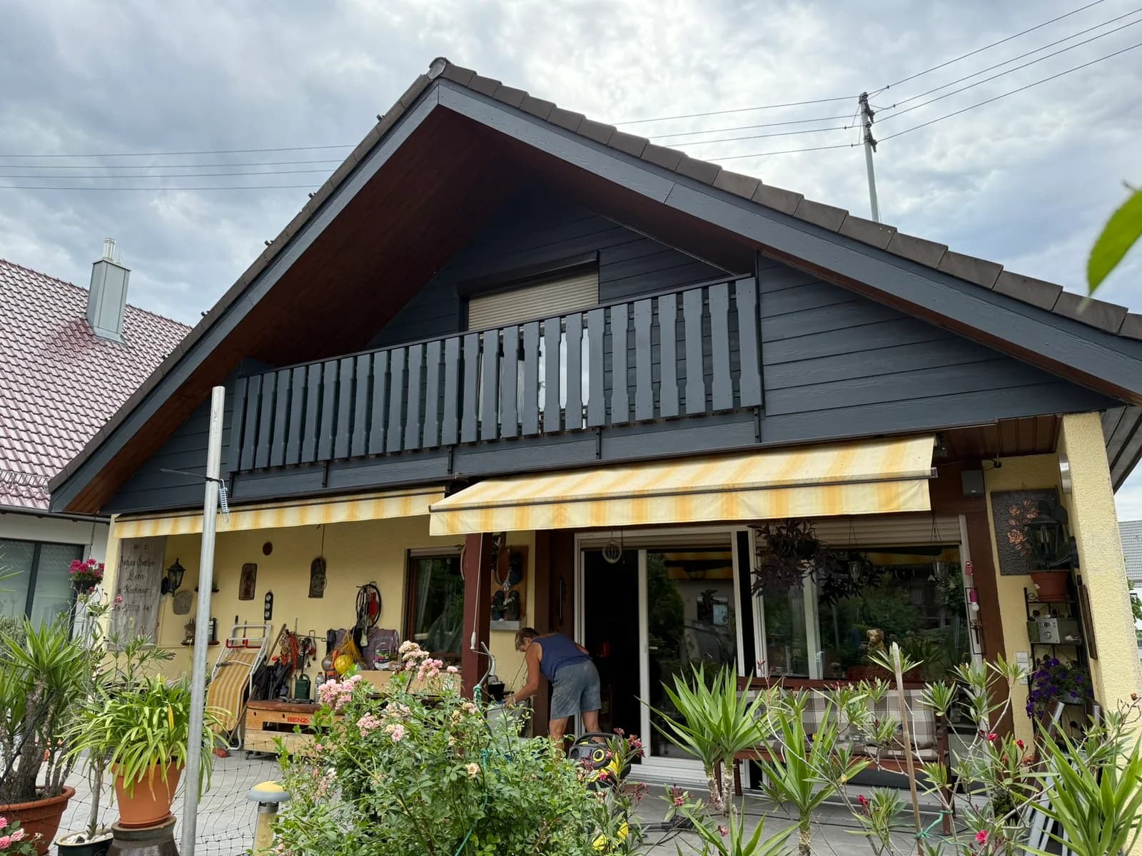Fertige Giebelfassade in Faserzement mit Balkon