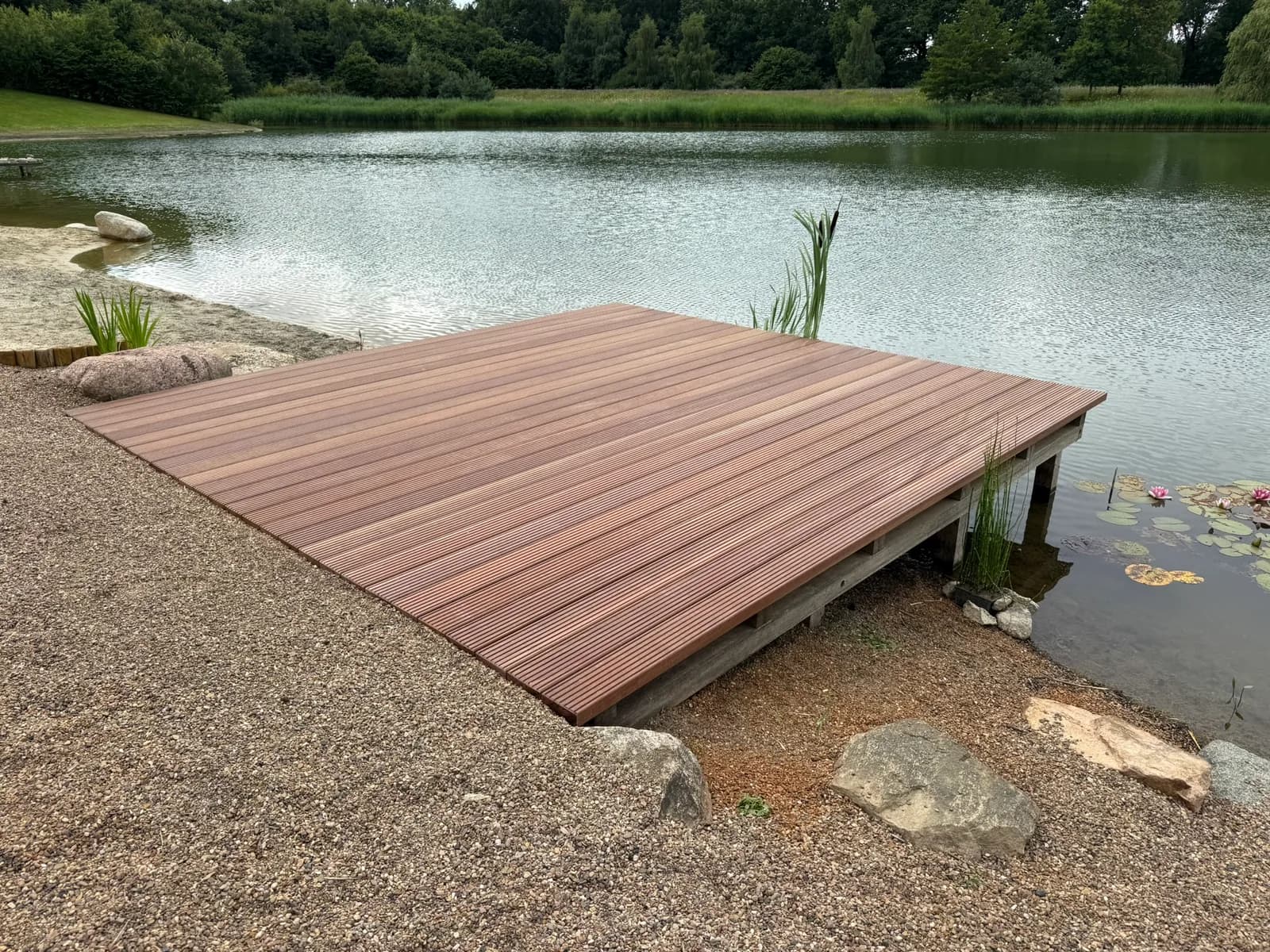 Steganlage am See