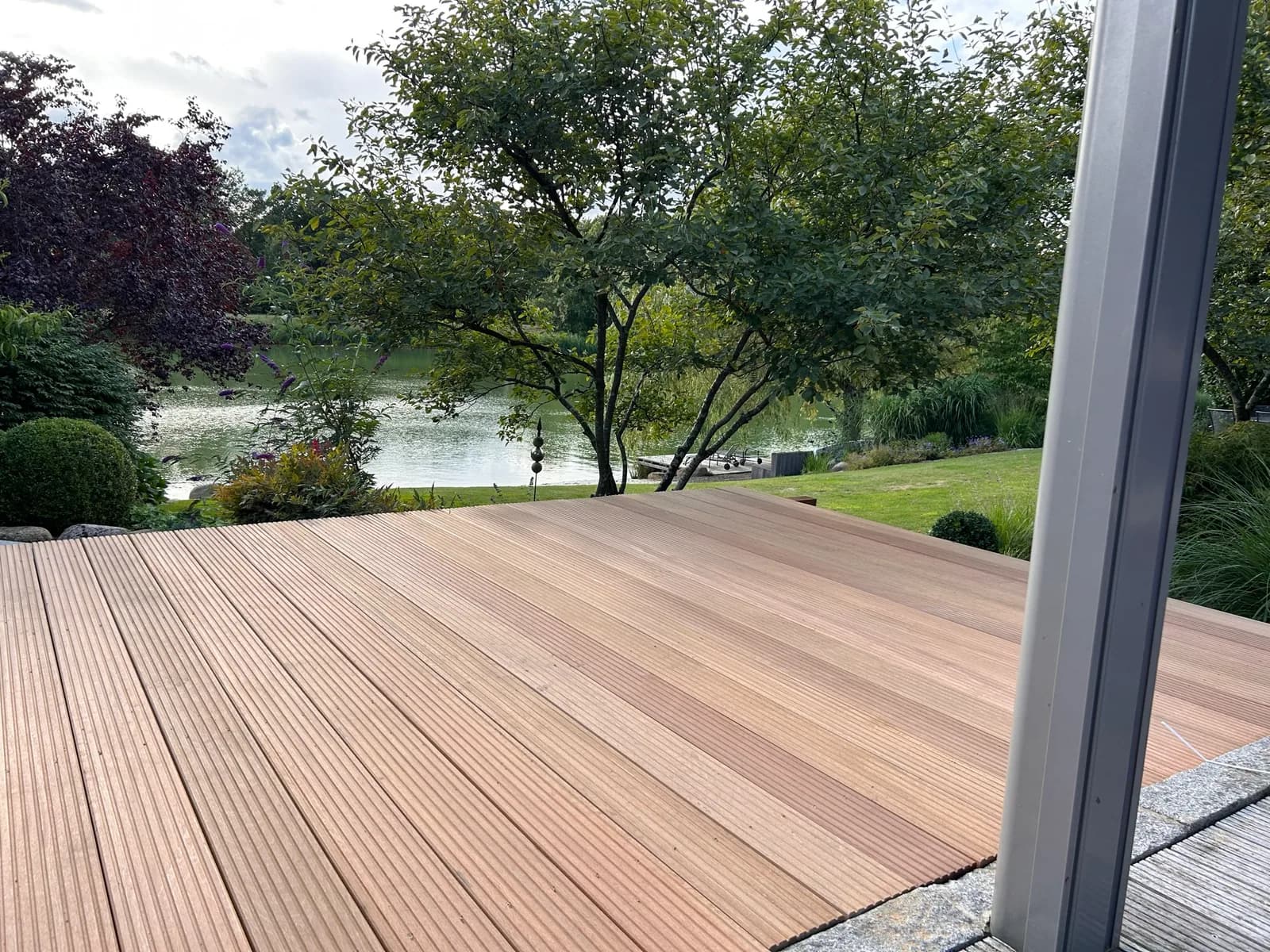 Terrasse aus Holz mit Blick auf einen See