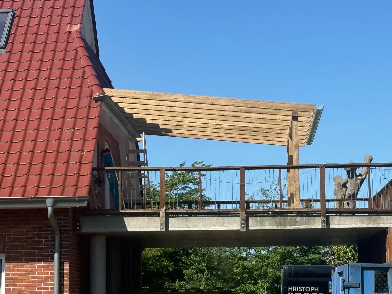 Detail der Holzkonstruktion während des Aufbaus