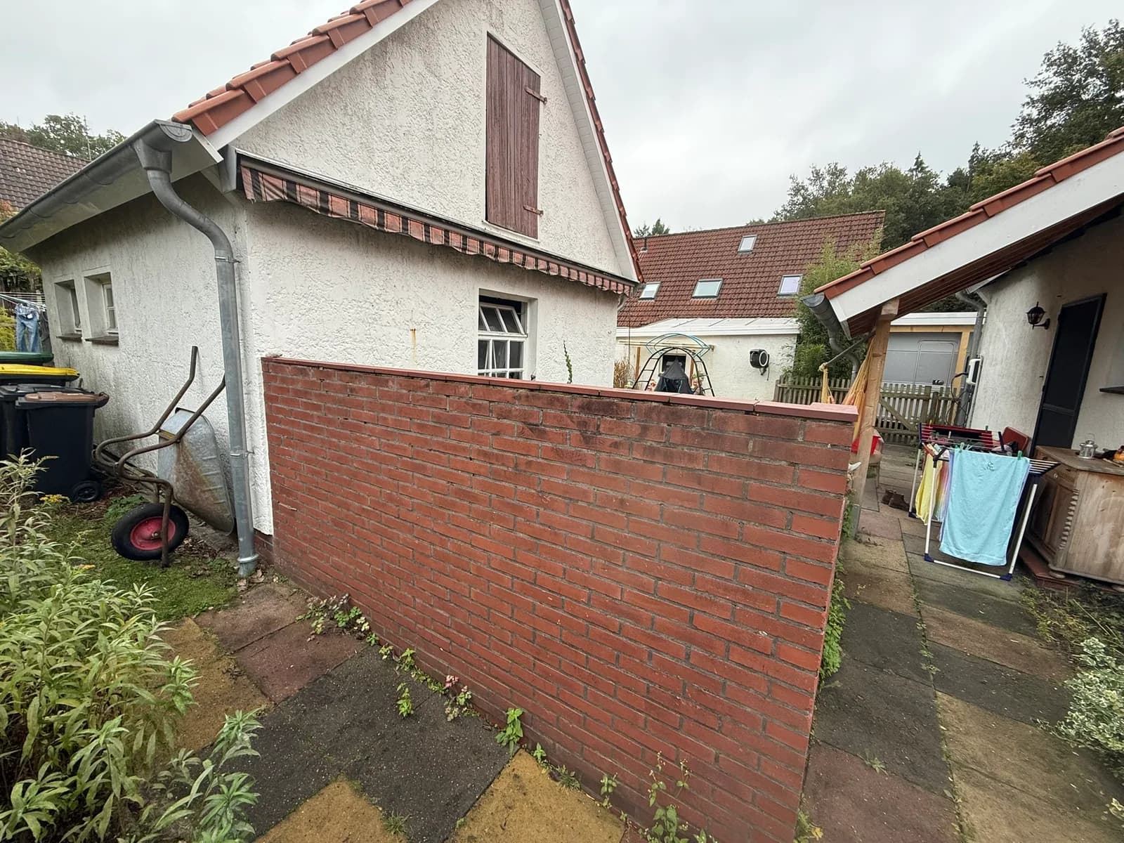 Leere Terrasse ohne Überdachung vor dem Bau