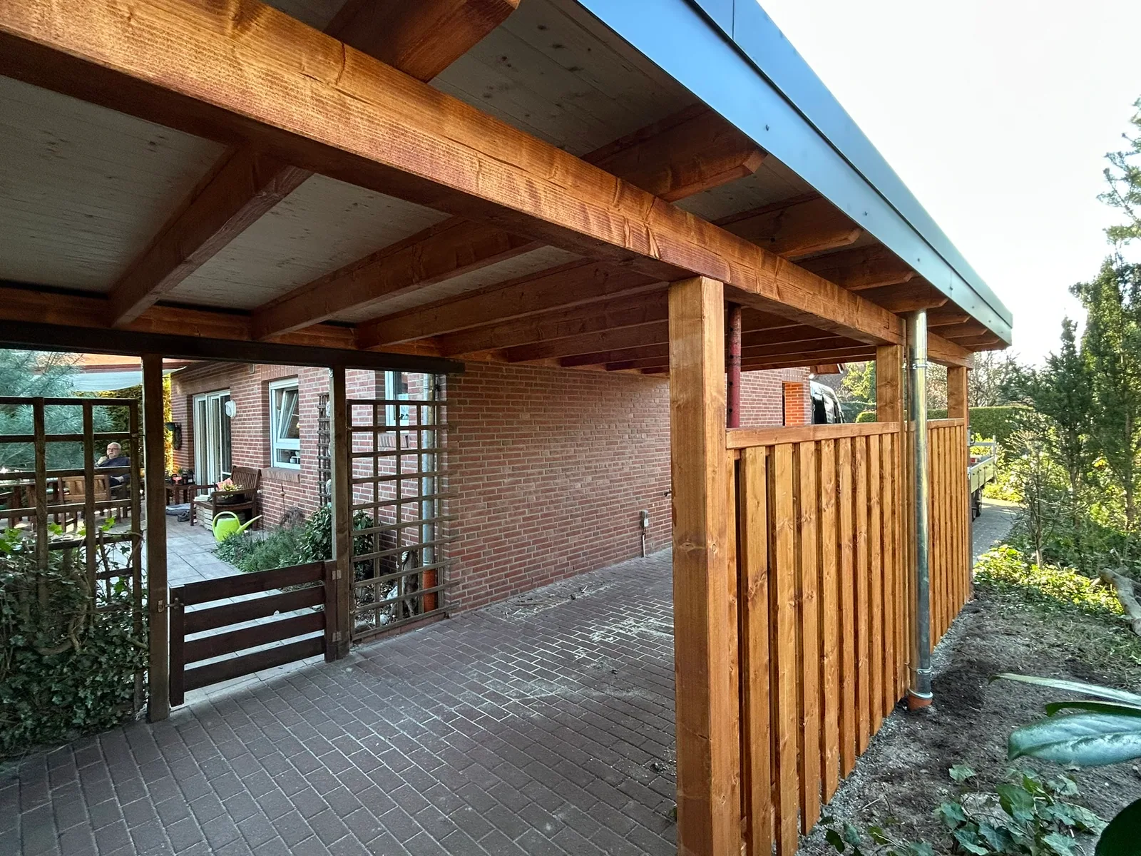 Detail der Dachkonstruktion des Carports