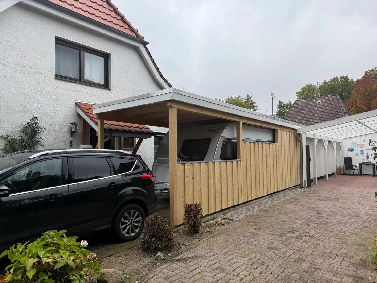 Carport mit geparktem Auto