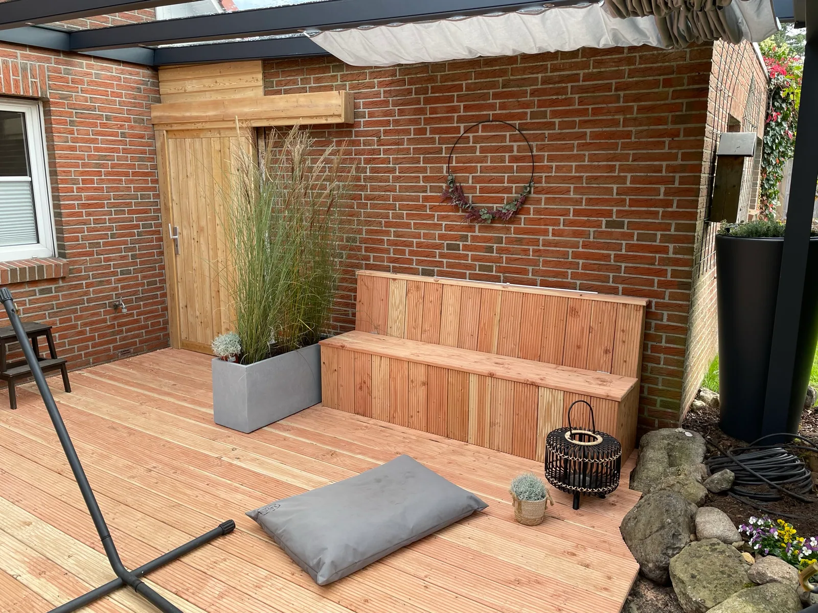 Terrasse mit eingebauter Sitzbank aus Lärchenholz