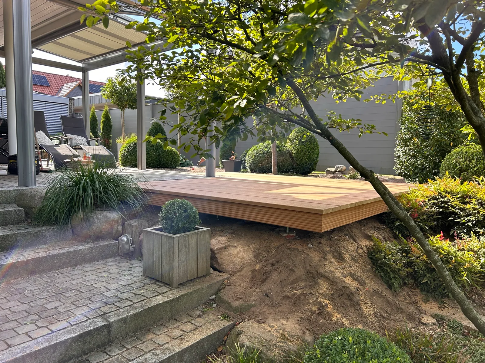 Terrasse mit angrenzendem Garten