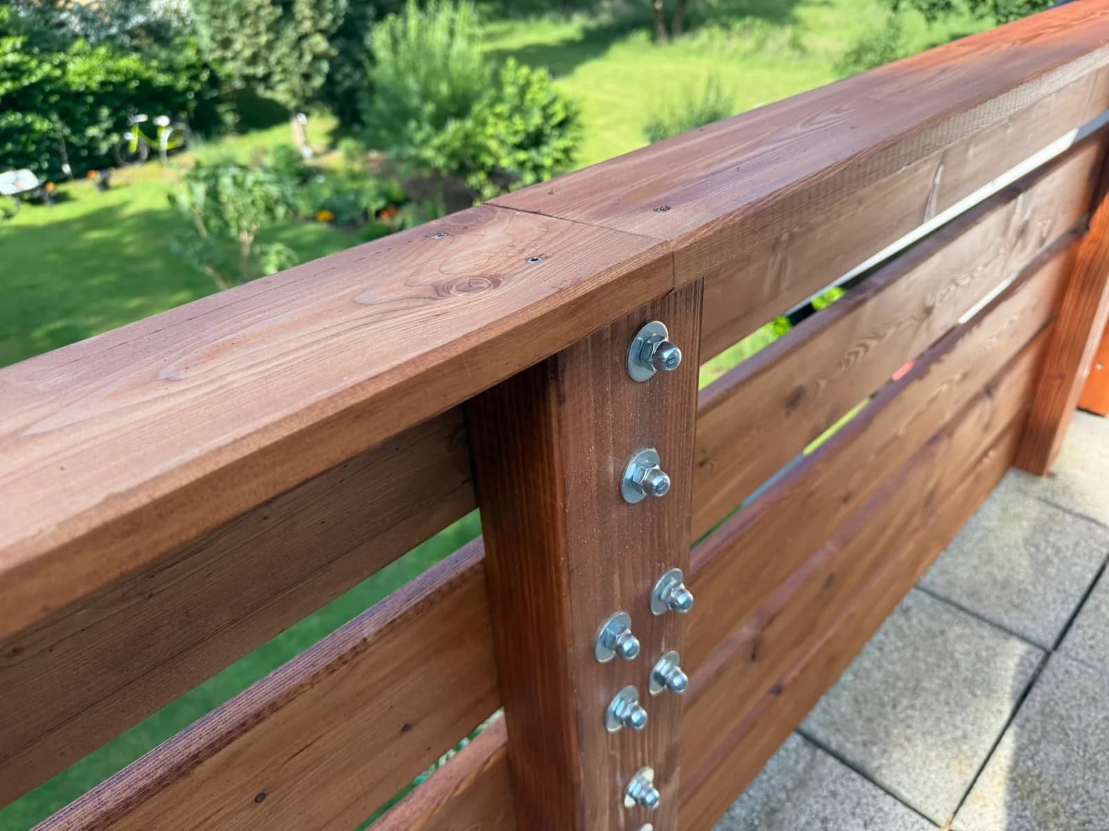 Detail des Balkongeländers mit horizontaler Verkleidung