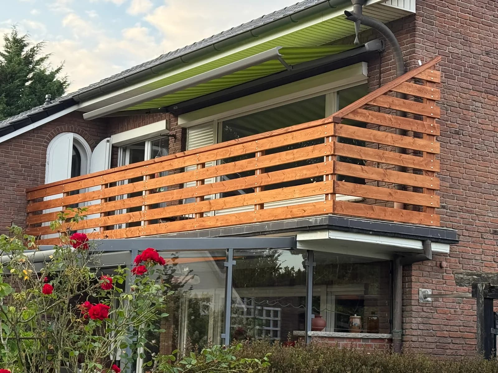 Fertiges Holzgeländer am Balkon eines Giebelhauses