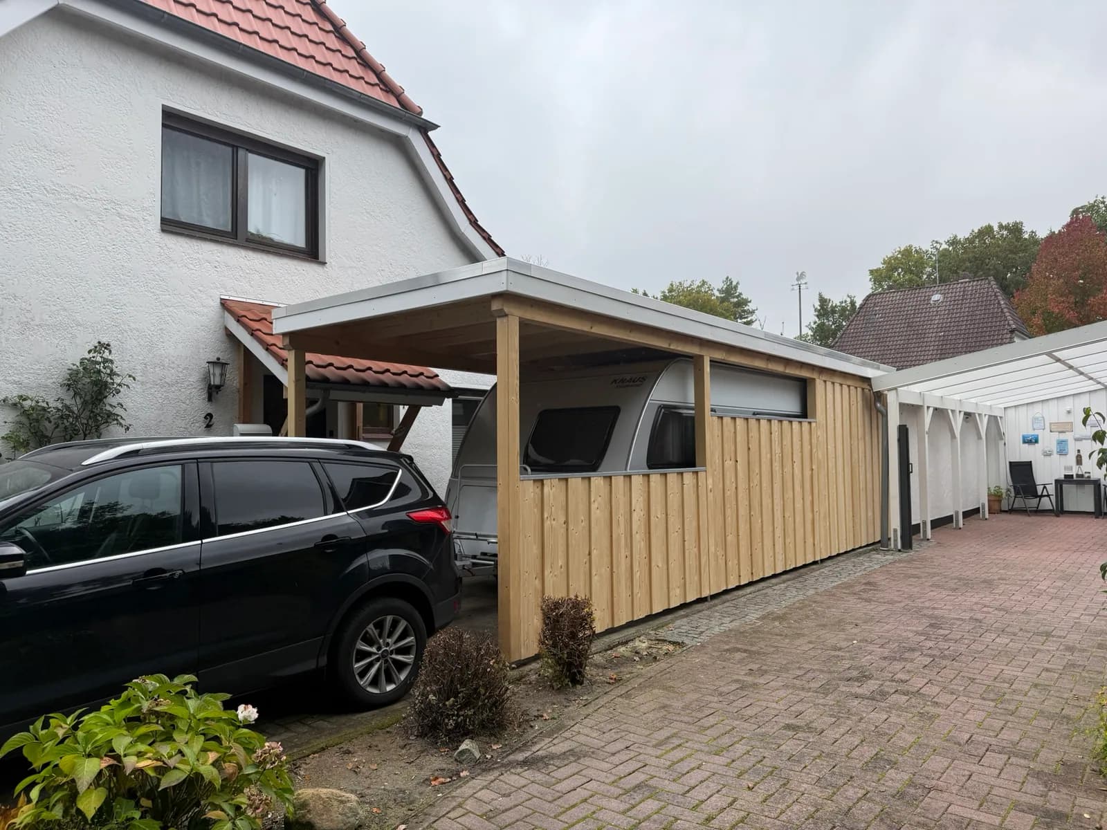 Carport mit geparktem Auto