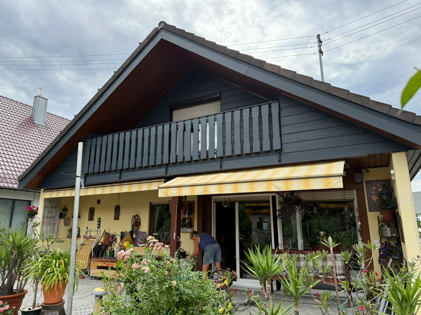 Fertige Giebelfassade in Faserzement mit Balkon
