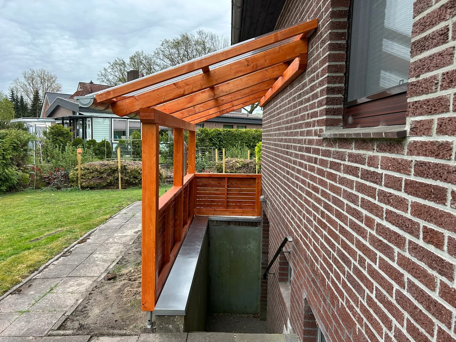 Detail der überdachten Kellertreppe