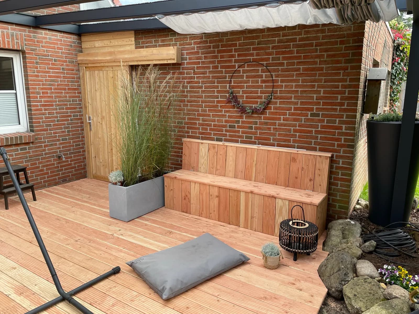 Terrasse mit eingebauter Sitzbank aus Lärchenholz