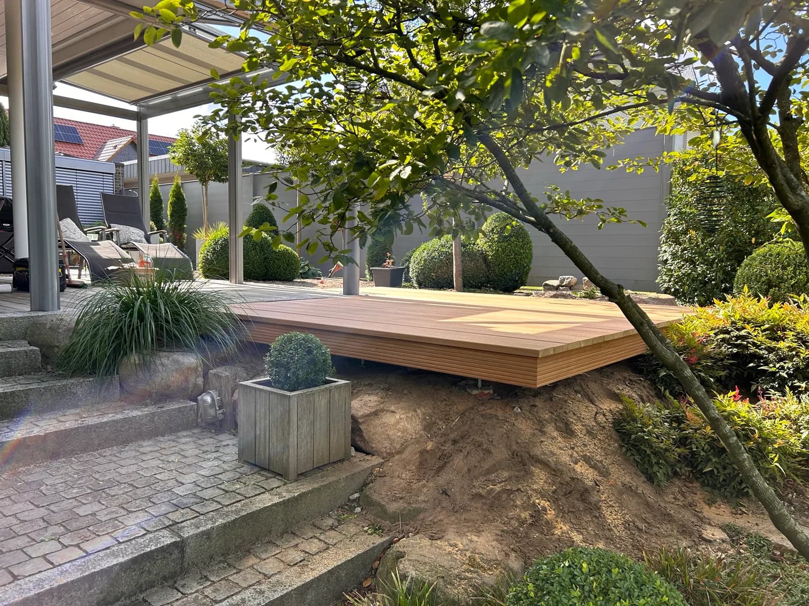 Terrasse mit angrenzendem Garten