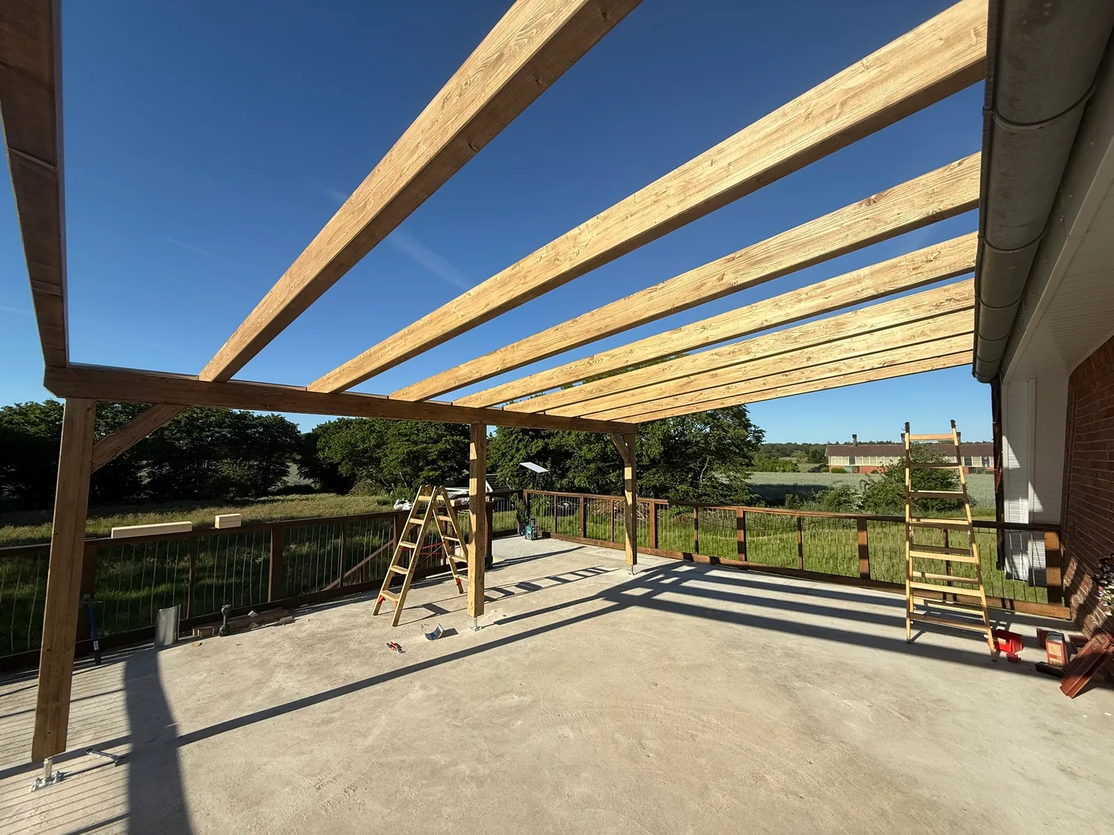 Holzbalken der Dachkonstruktion während der Montage