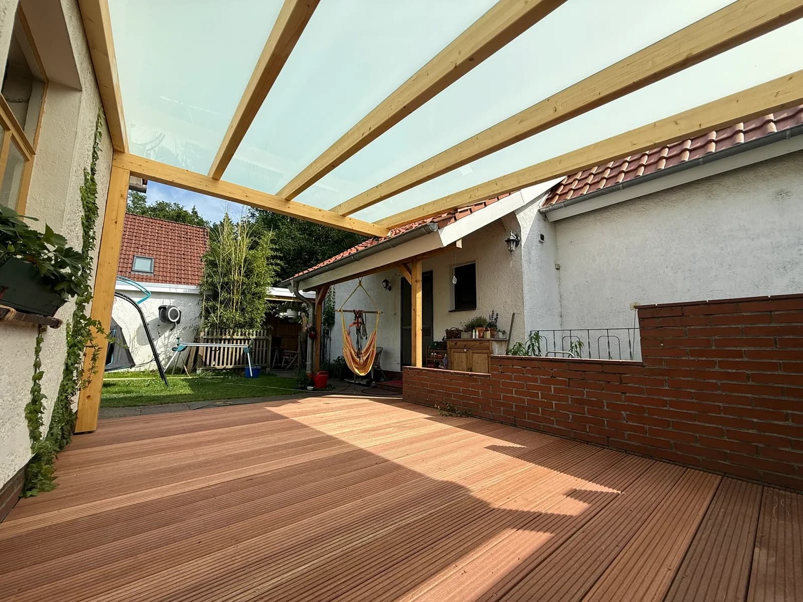 Fertige Terrassenüberdachung mit Glasdach, Blick von innen