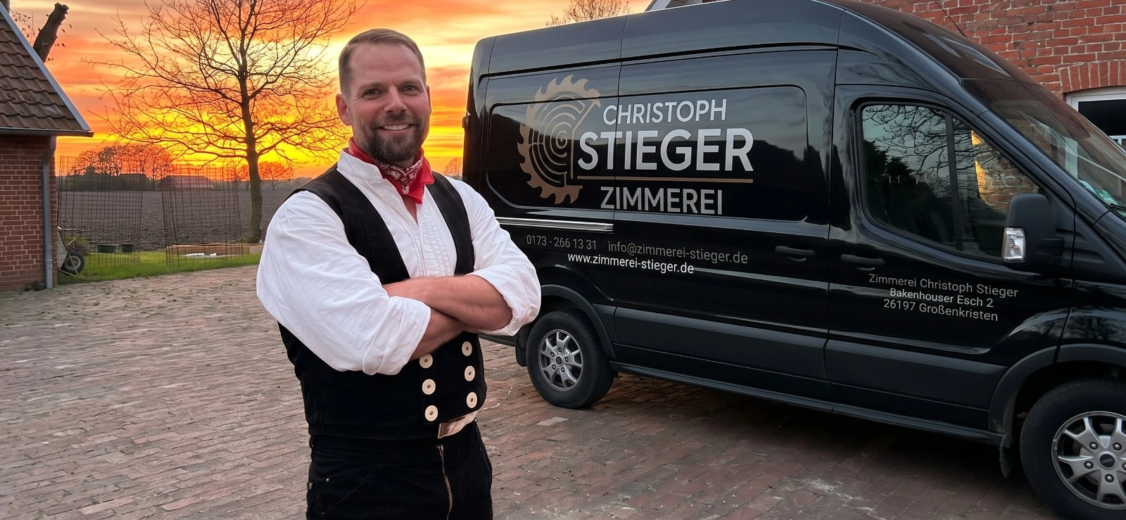 Christoph Stieger vor seinem Firmenwagen der Zimmerei Stieger im Sonnenuntergang