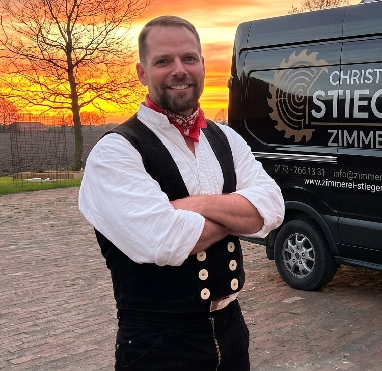 Christoph Stieger vor seinem Firmenwagen der Zimmerei Stieger im Sonnenuntergang